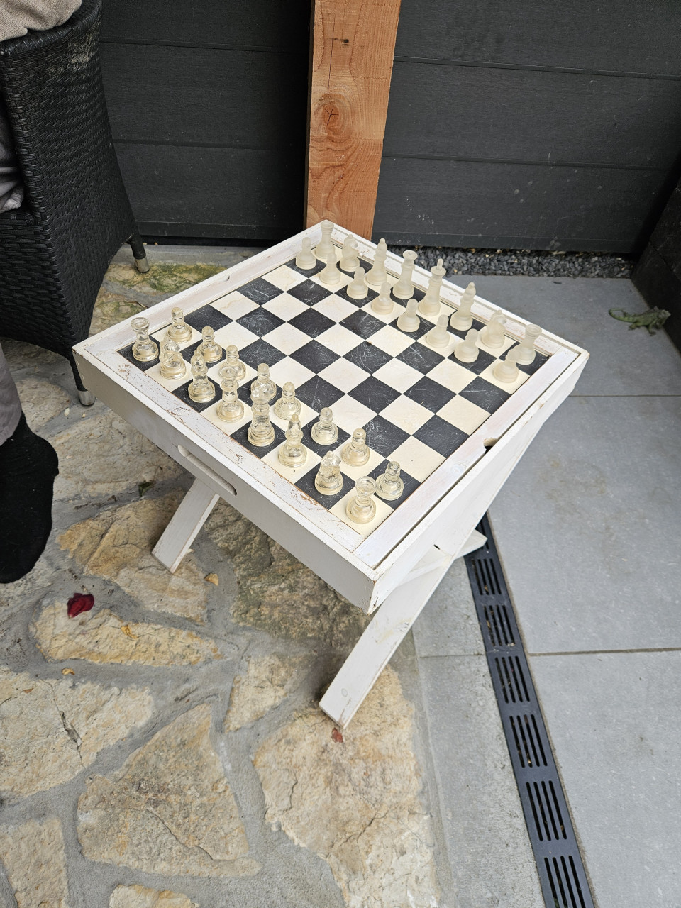 Mooi groot vintage schaakspel met standaard, glazen schaakstukken..