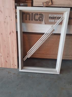 Nieuw hardhout kozijn 60 x 130 cm met glaslatten voor 50 euro