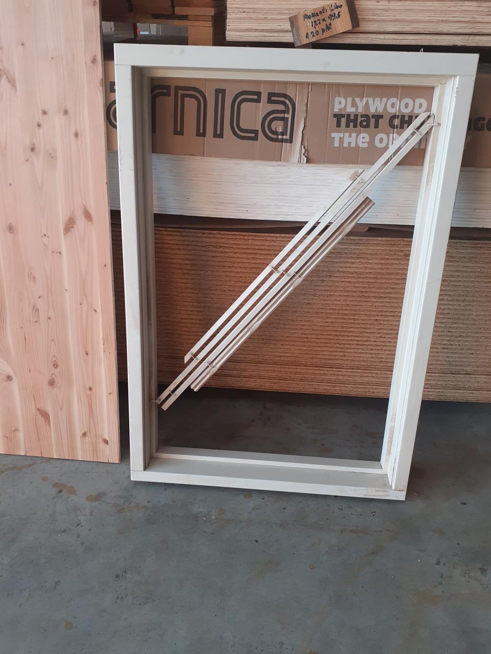 Nieuw hardhout kozijn 60 x 130 cm met glaslatten voor 50 euro