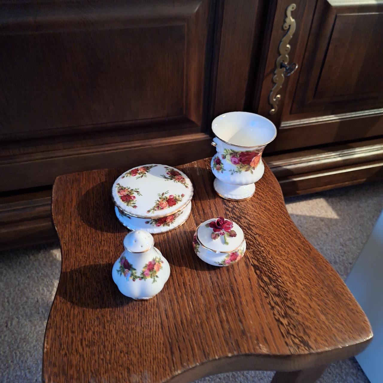 Diverse kopjes van Royal Albert