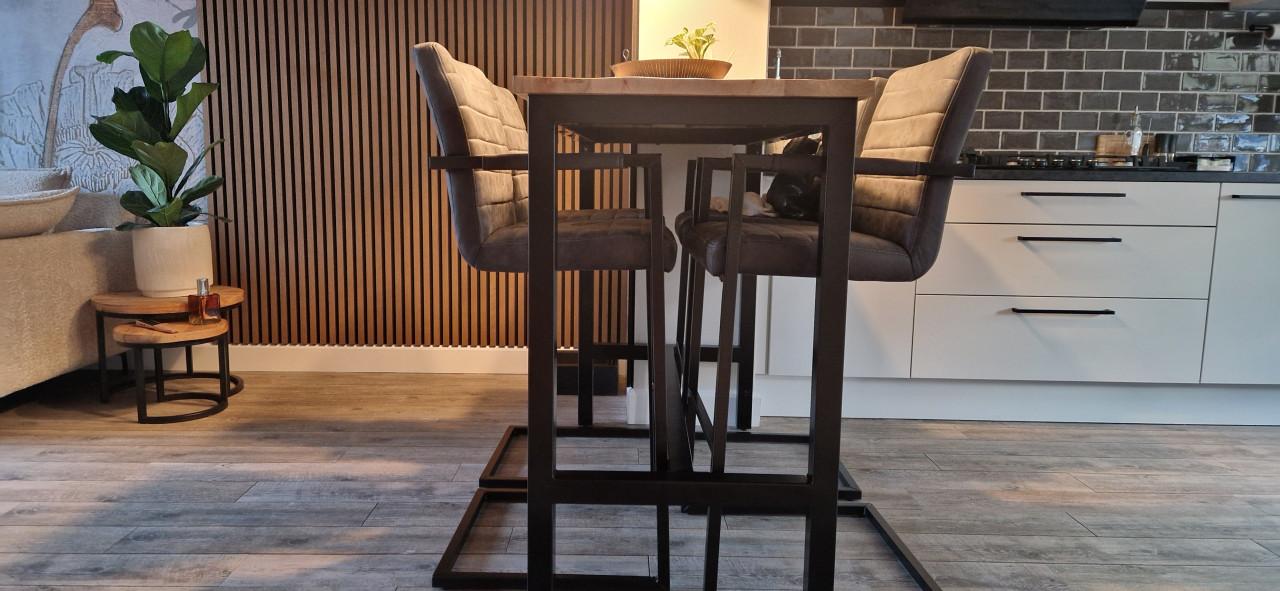 Bartafel met stoelen