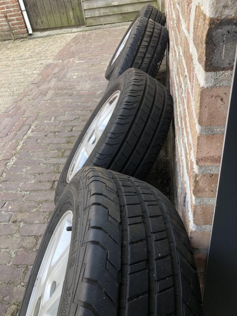 Uitstekende set zomerbanden met aluminium velgen voor Ford Transit