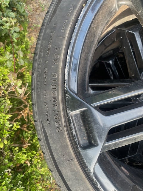 Te koop 4 velgen met banden komen onder een golf gtd vandaan