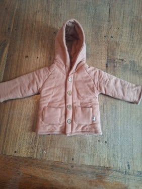 Nieuw babyjasje met houten knoopjes