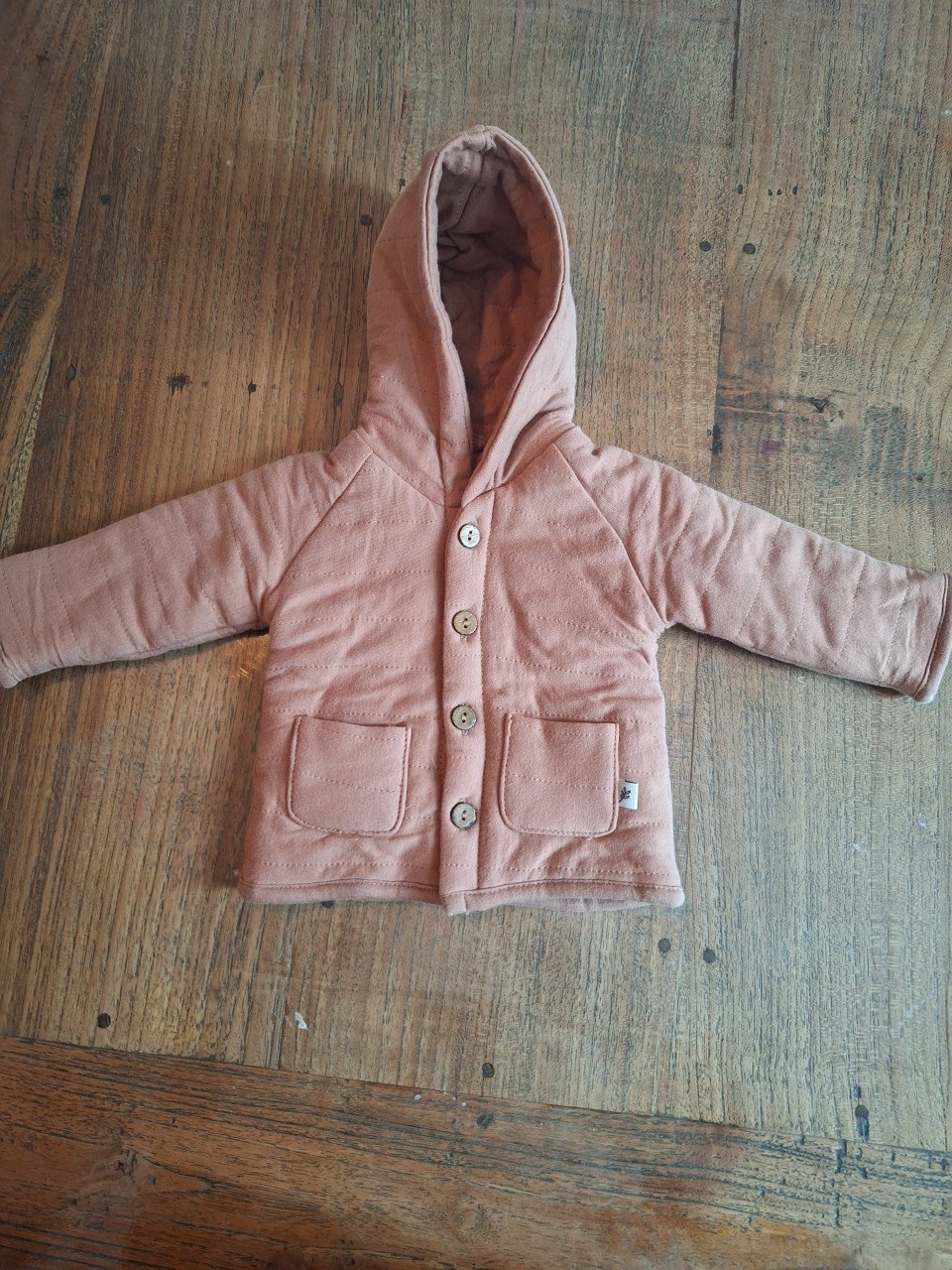 Nieuw babyjasje met houten knoopjes