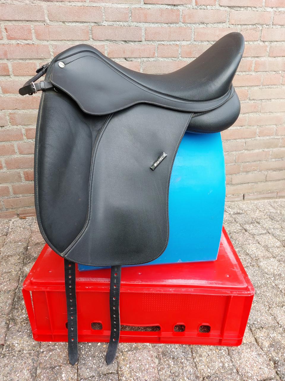 Wintec 500 Dressuurzadel – 17 inch – Wolgevuld (Complete set)