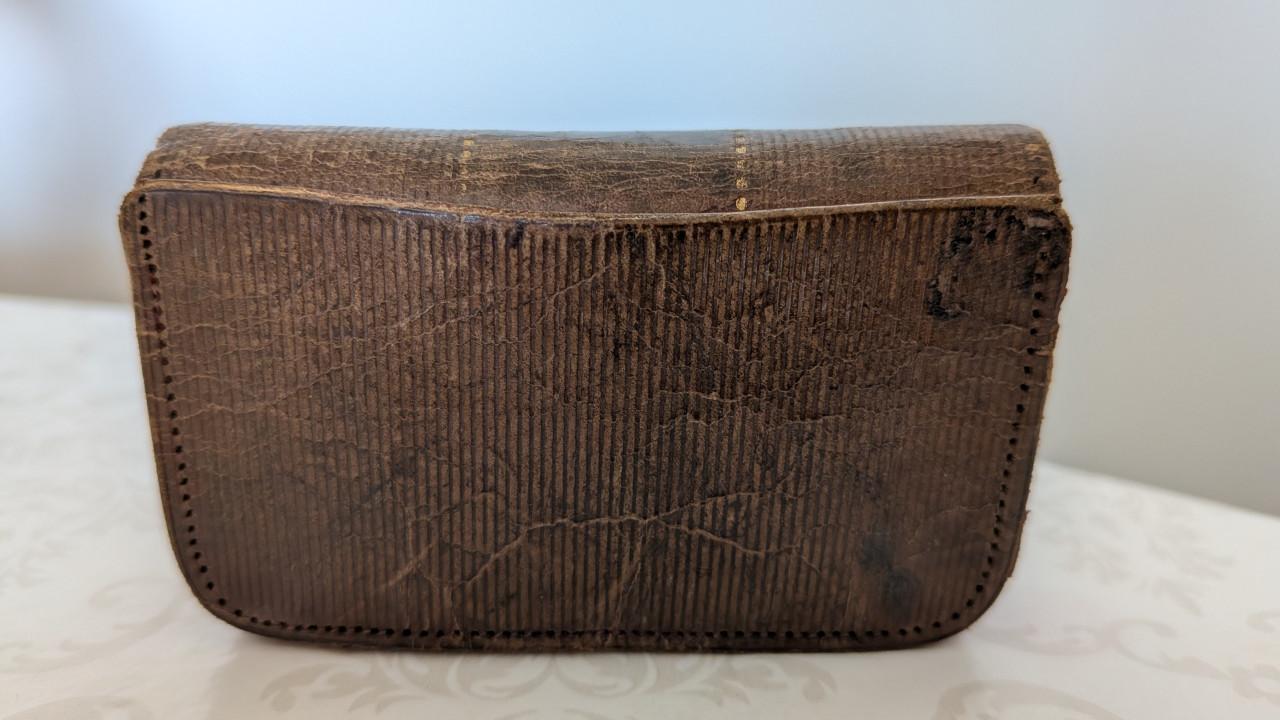 Antieke Leren Accordeon Portemonnee / Postzegelbeurs met Klem (ca. 1910)