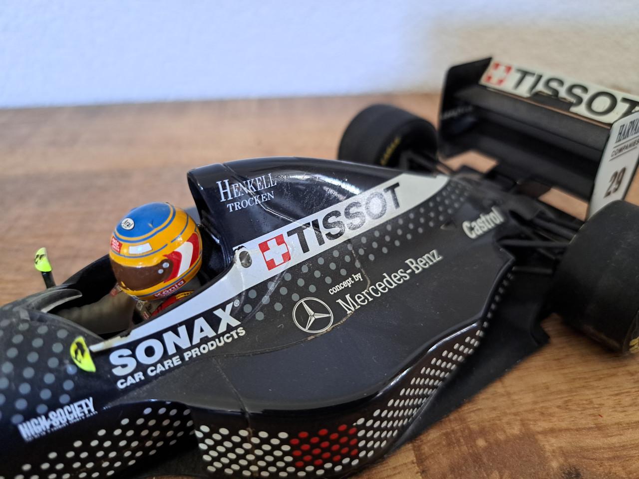 Schaalmodel van een Sauber Mercedes C13 uit 1994,