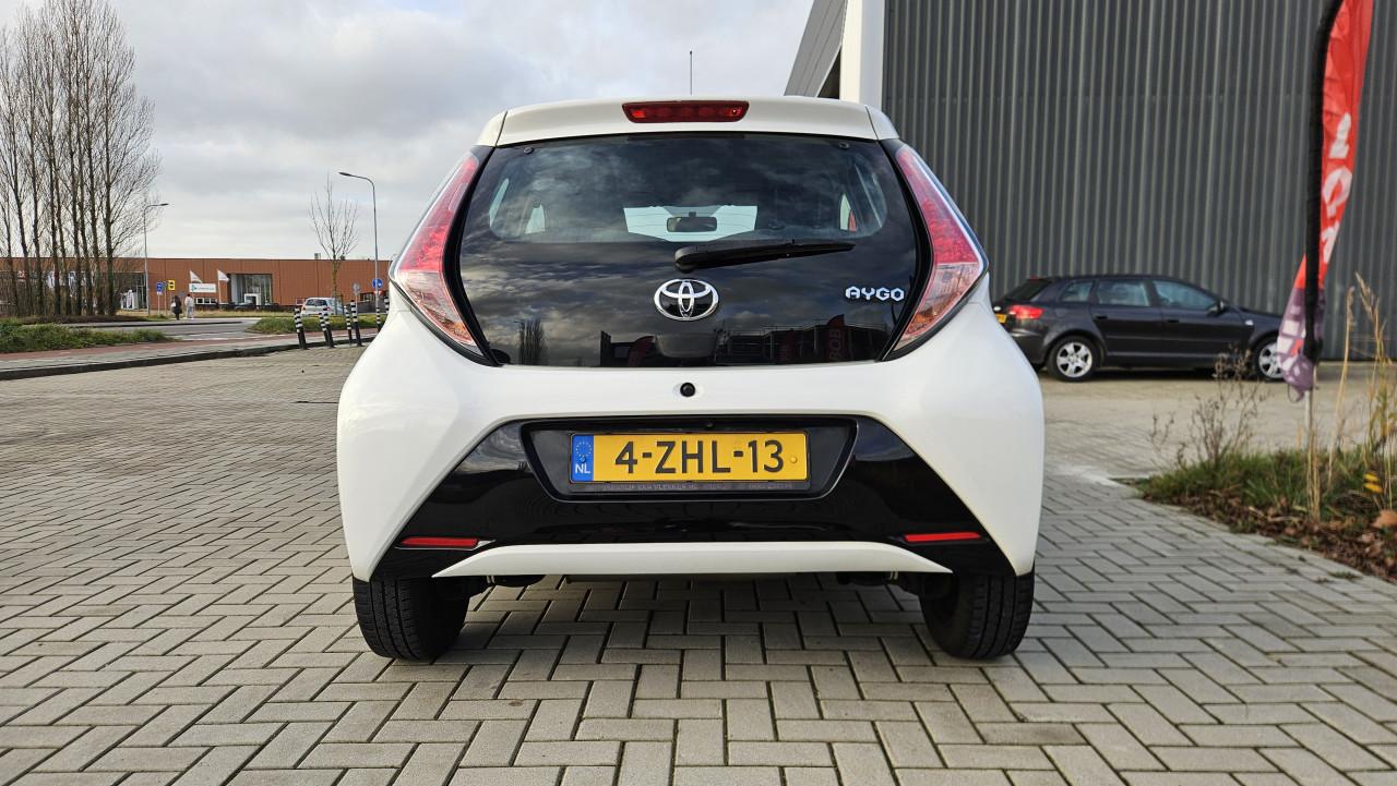Zuinige TOYOTA AYGO 1.0 VVTi X-PLAY 5drs NL-AUTO / NAP / NW MODEL