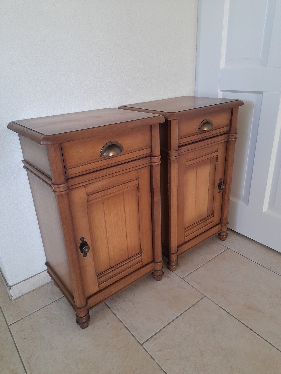 2 Nachtkastjes (in goede nette staat ) 44 x 35 x 74H
