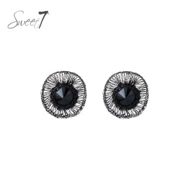 Oorbellen met zwarte facetsteen en draadstructuur