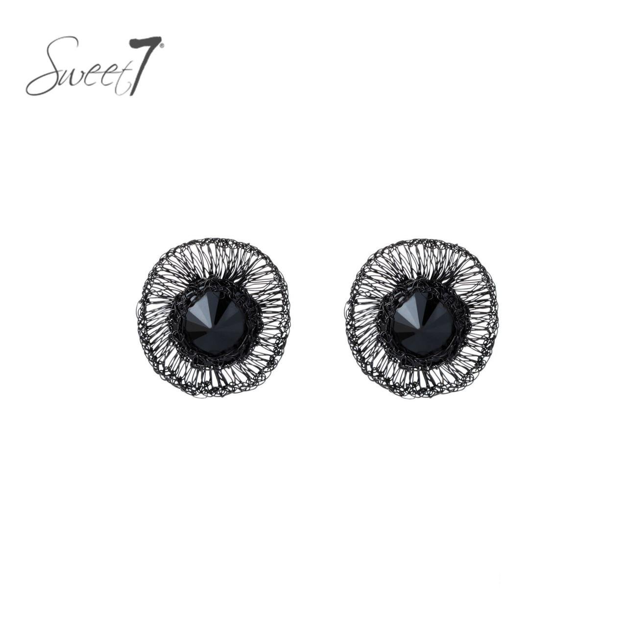 Oorbellen met zwarte facetsteen en draadstructuur