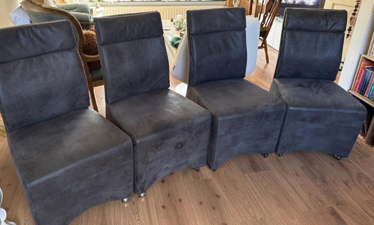 Te koop 4 nette eetkamerstoelen