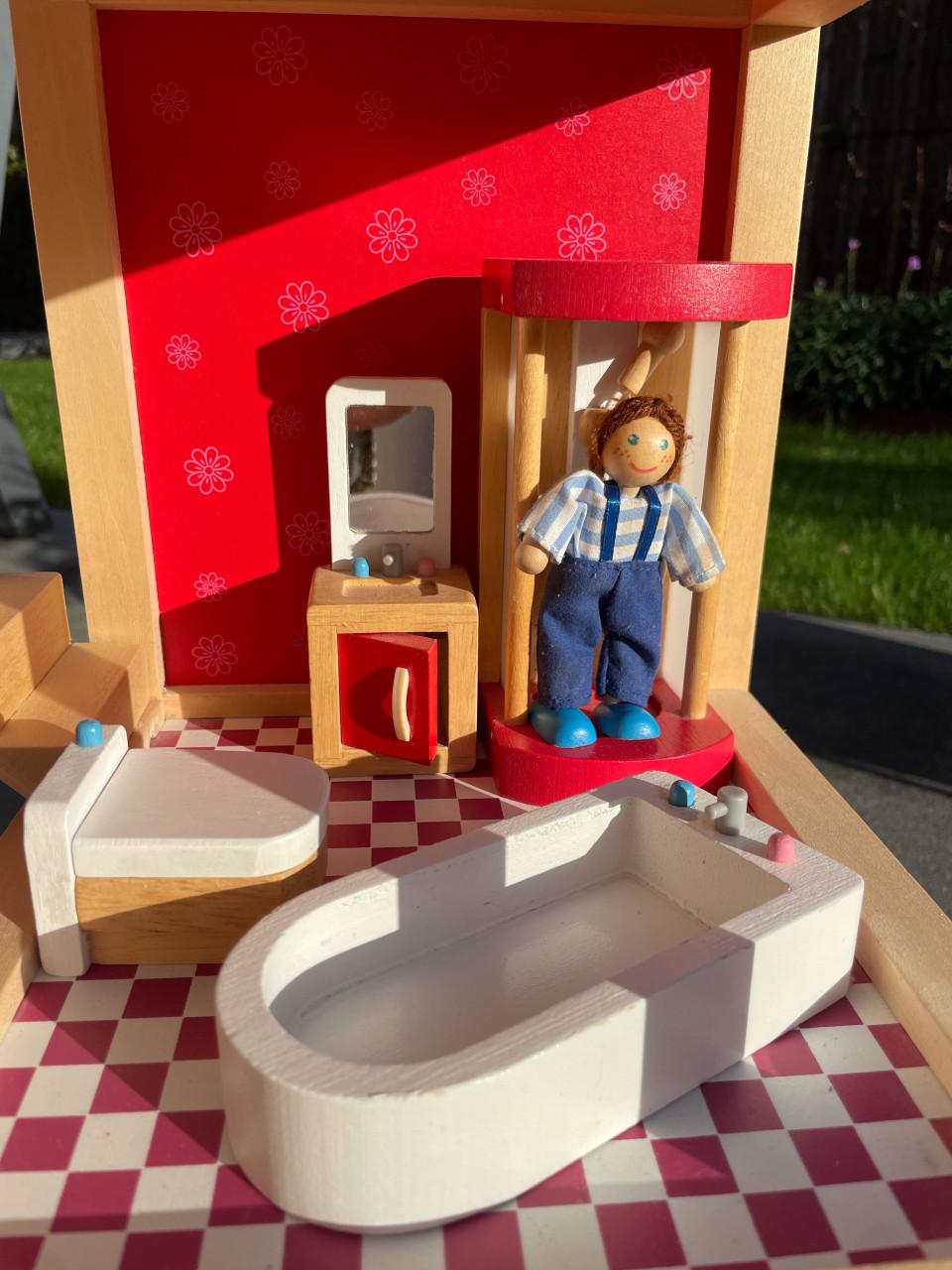 Houten poppenhuis met meubels en 4 poppetjes