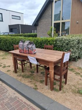 Tafel, stoelen en kolen, Gratis!
