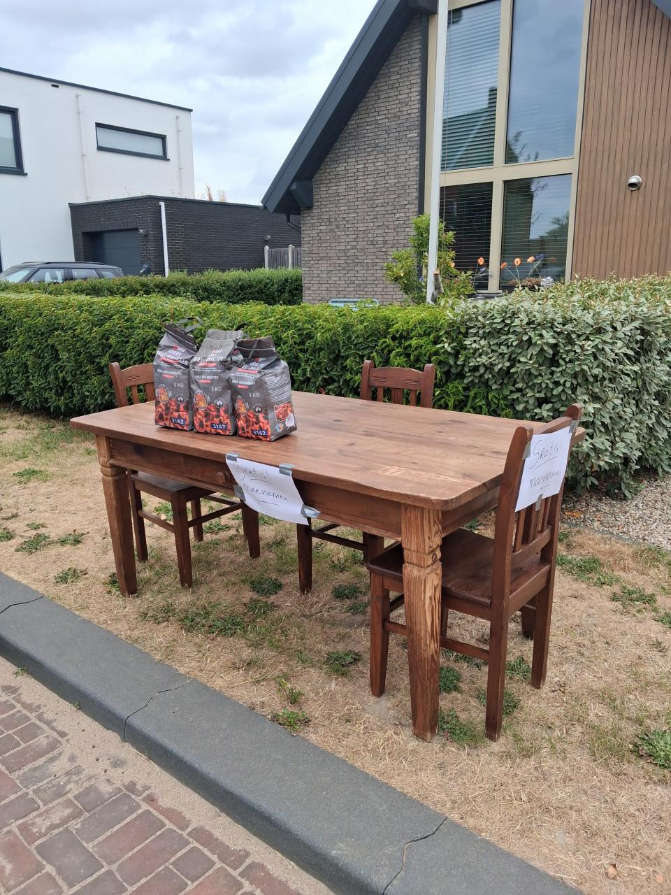 Tafel, stoelen en kolen, Gratis!