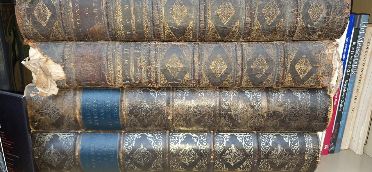 Het huis moet leeg. Schuurverkoop.