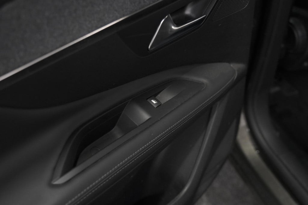 Peugeot 3008 puretech 130 eat6 allure | camera | navigatie | apple carplay 