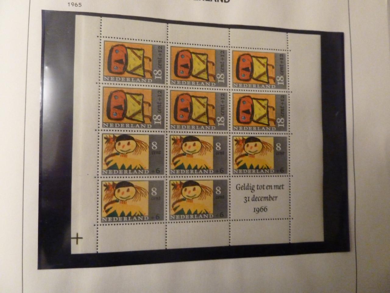 RUIM 700 POSTZEGELS IN LUXE DAVO ALBUM.