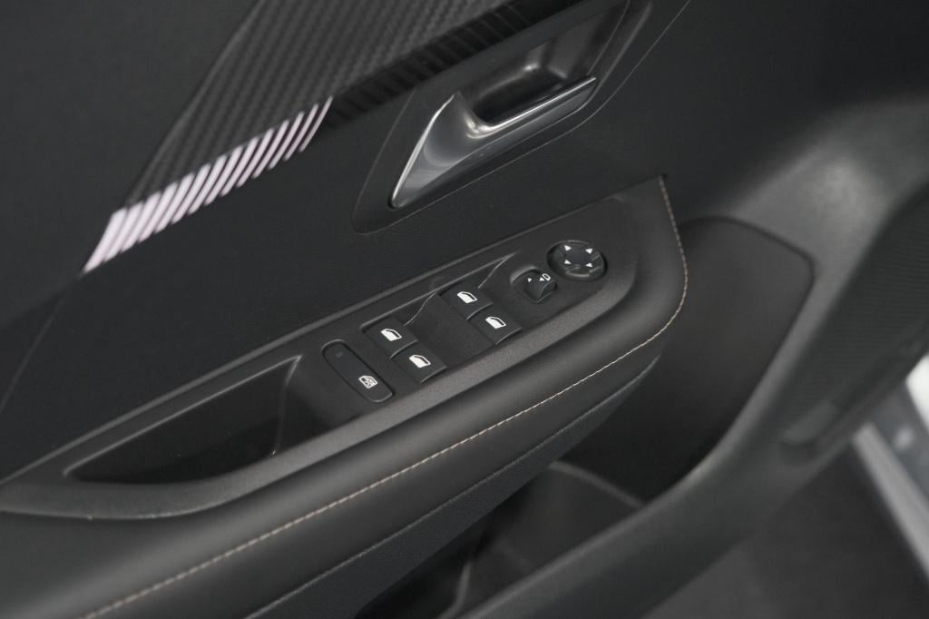Peugeot 208 puretech 100 allure | apple carplay | parkeersensoren | climate