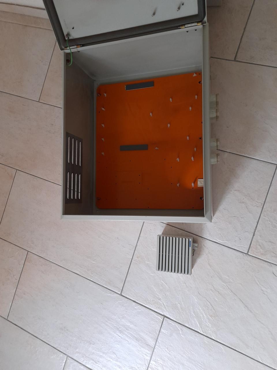 1 x systeemkast / installatiekast / elektrakast.