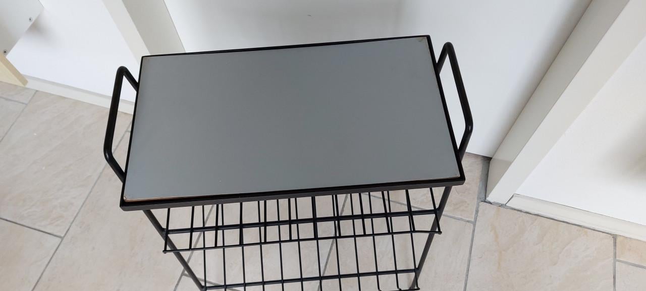 Vintage lectuurbak van zwart metaal met formica blad