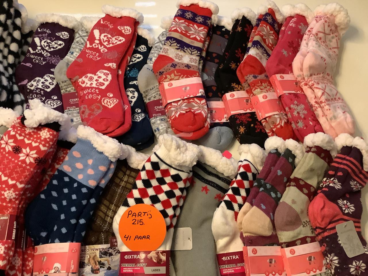 Partij super leuke fluffy huissokken. ( partij 215)