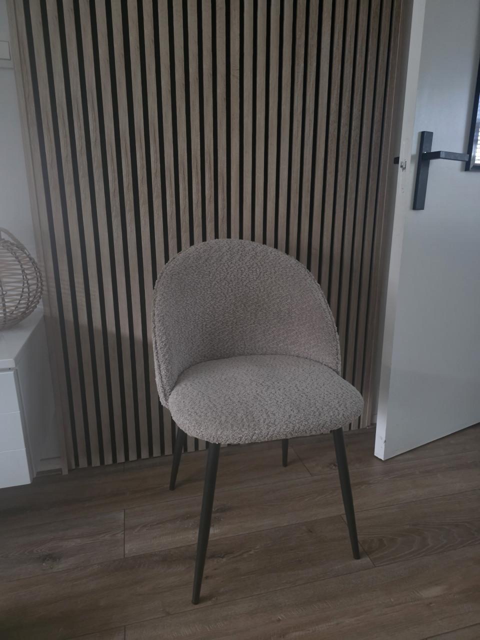 Eettafel met 2 stoelen, eetkamerbank + eventueel hanglamp