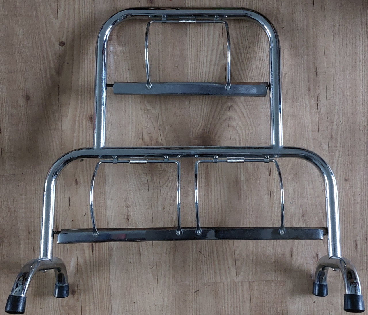 Dubbele Papierrolhouder H=61 cm. B= 59 cm.