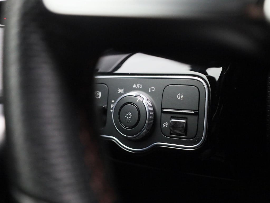 Mercedes-Benz A-Klasse 180 business solution amg | automaat | half leder | 