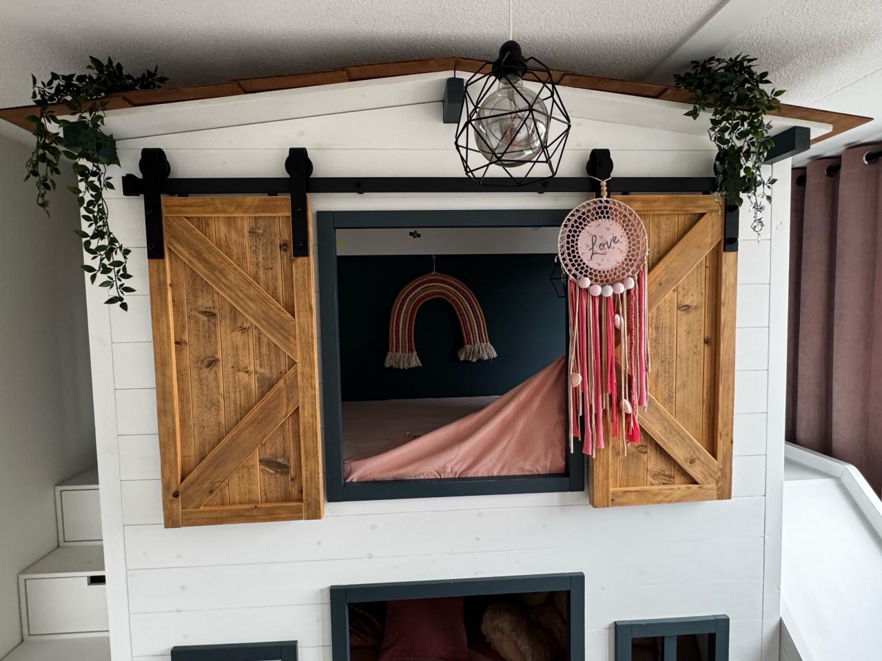 Uniek speelbed / huisjesbed met glijbaan, trap & lades