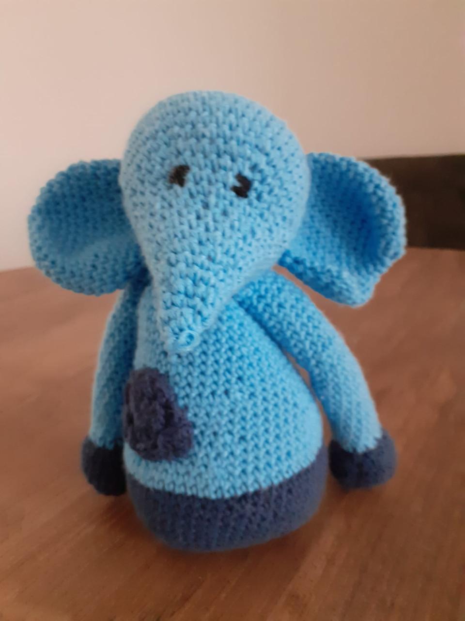 Gehaakte tuimelaar, 2 stuks: 1 olifant en 1 hond - 5 euro per stuk