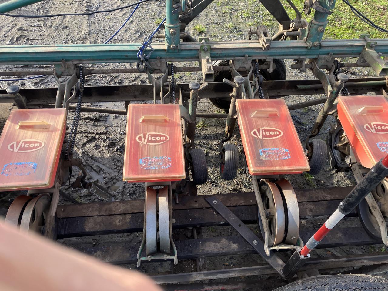 Bietenzaaimachine vicon mozentra (12 rij) met aanhangwagen