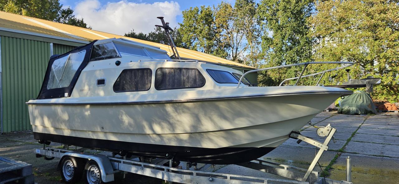 Ruime Mistral 680 polyester weekendkruiser met 40PK Yamaha