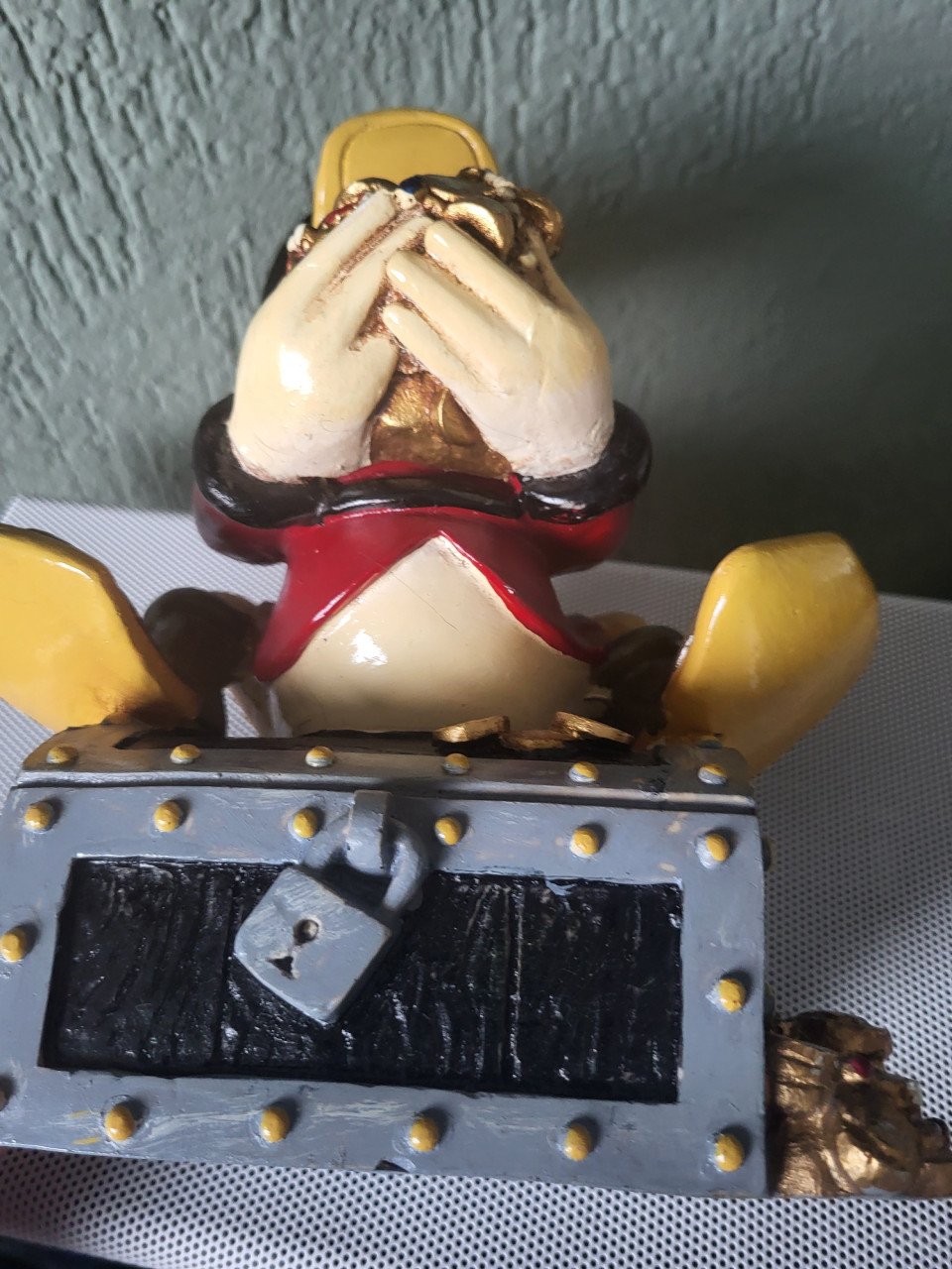 Dagobert Duck op schatkist Disney figuur