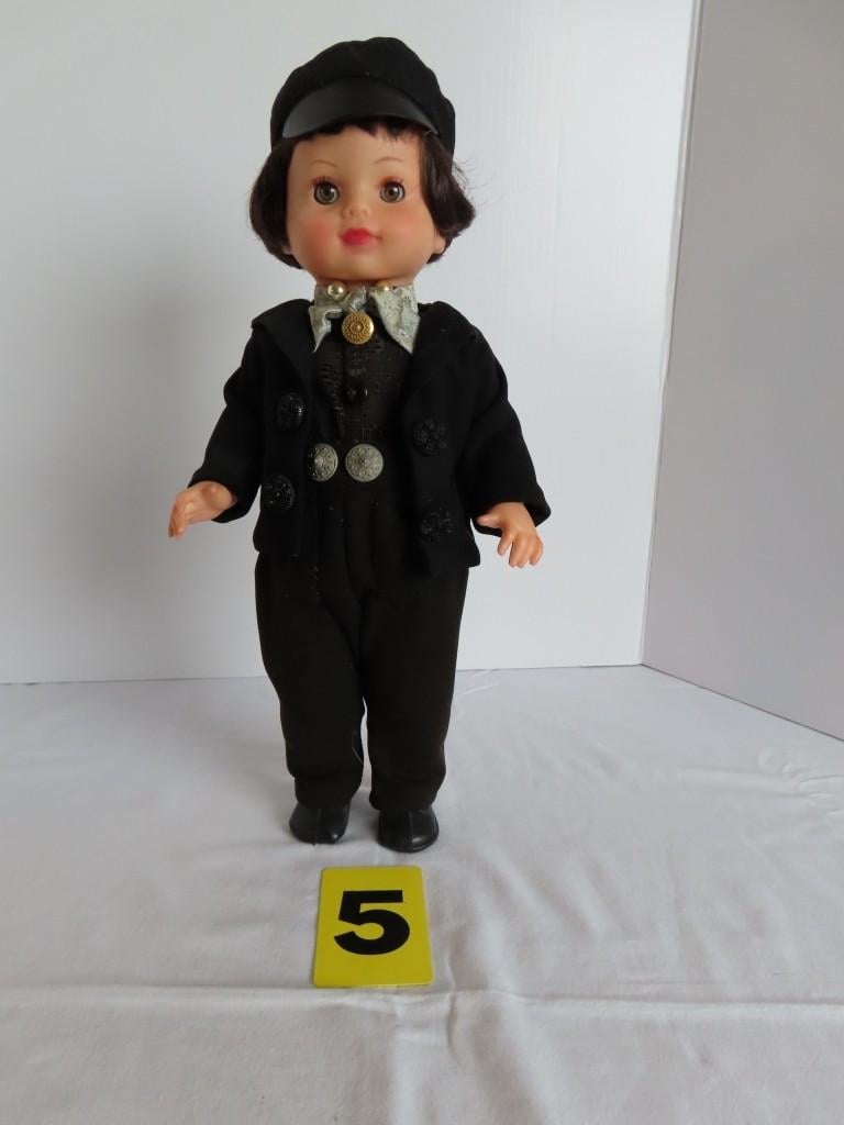 Wij verzorgen Klederdracht poppen Antiek of modern.