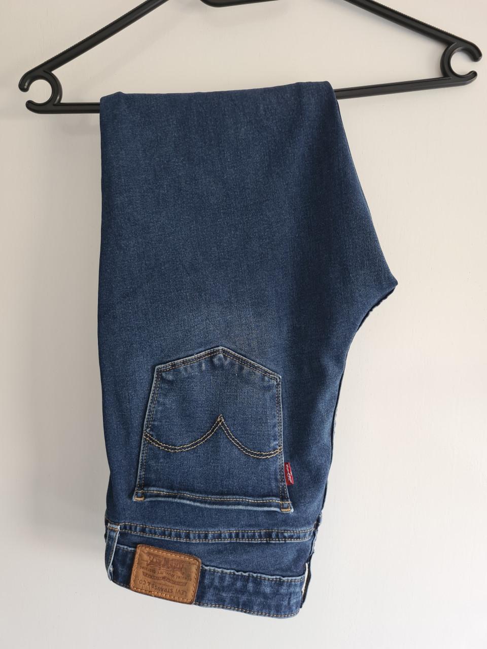 Mooie Levi's 711 Skinny jeans in een donkerblauwe wassing. W30 / L28