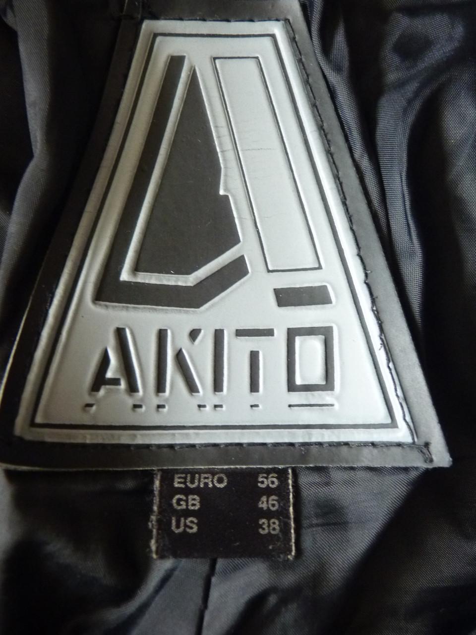 Nagenoeg nieuwe motorlaarzen maat 45 JG.Wolves en Leren motorbroeken.