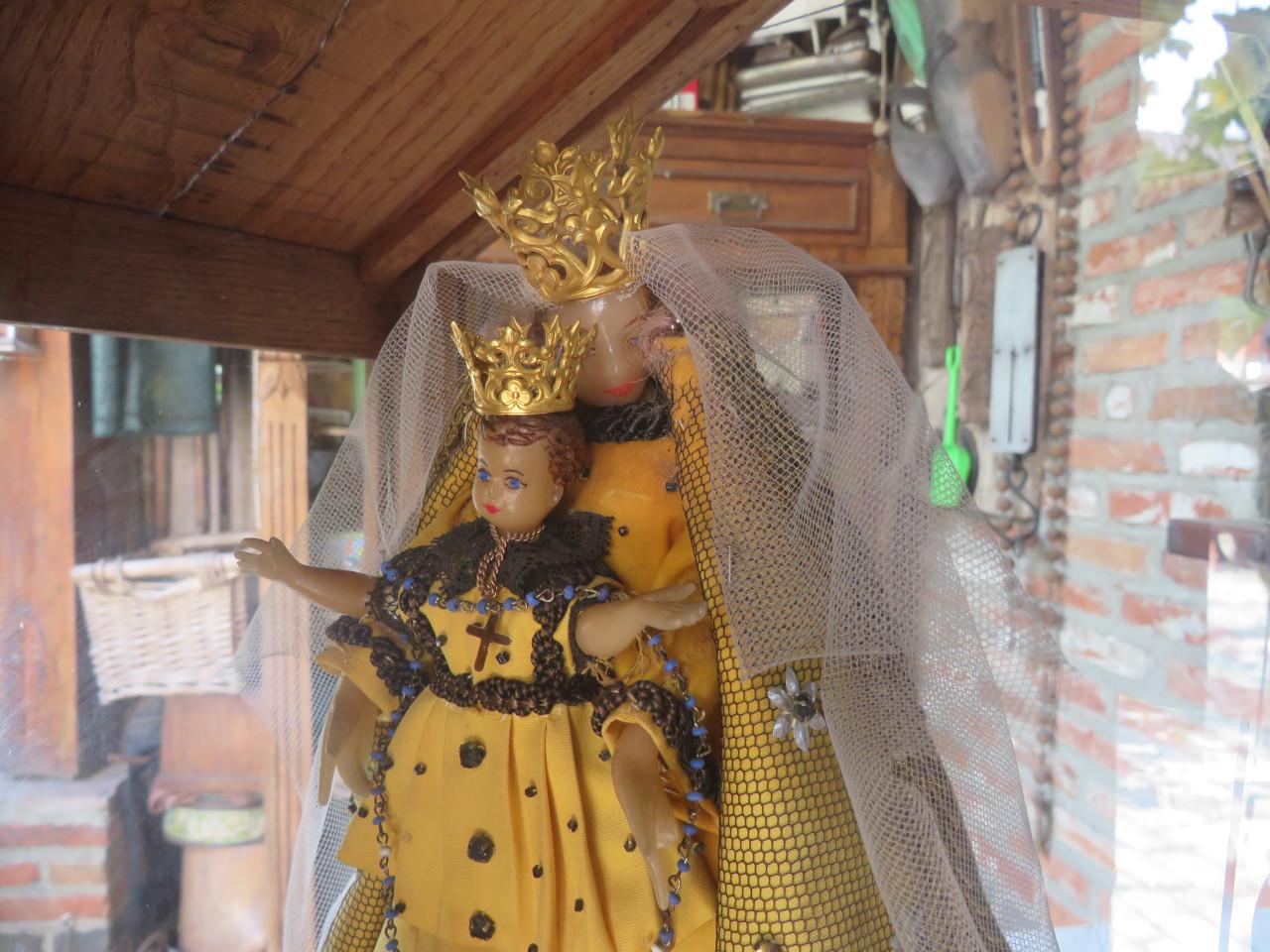 Vintage houten kapelletje met wassen Maria en kindje Jezus.