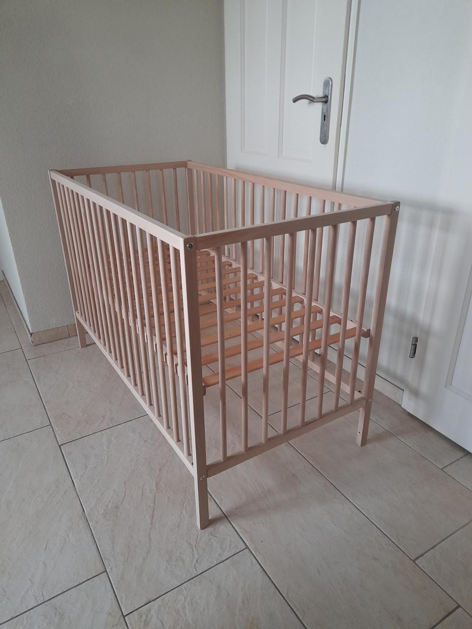 Ledikantje in hoogte verstelbaar 60 x 120 (z.g.a.n.)