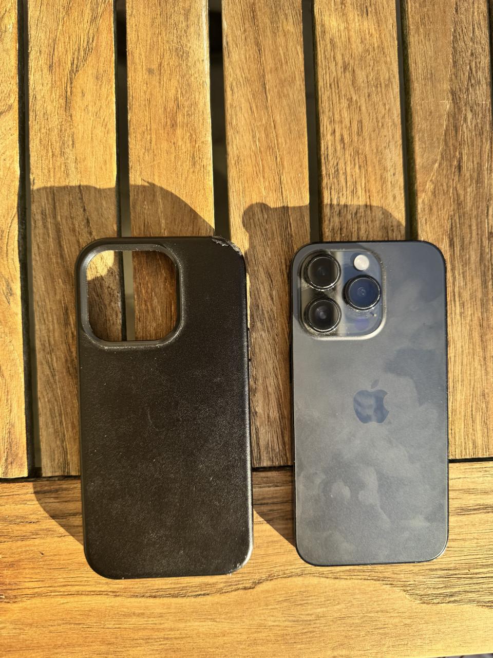 IPhone 14 Pro 128GB + Apple Case + Spigen Screenprotector