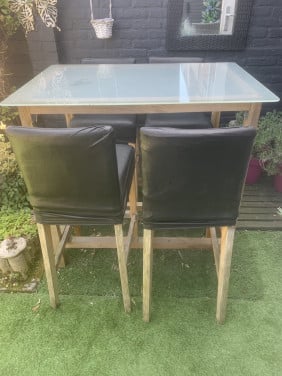 4 barkrukken en evt gratis tafel
