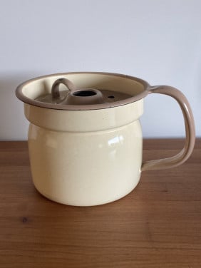 Vintage crèmekleurige melkkoker met overkookdeksel
