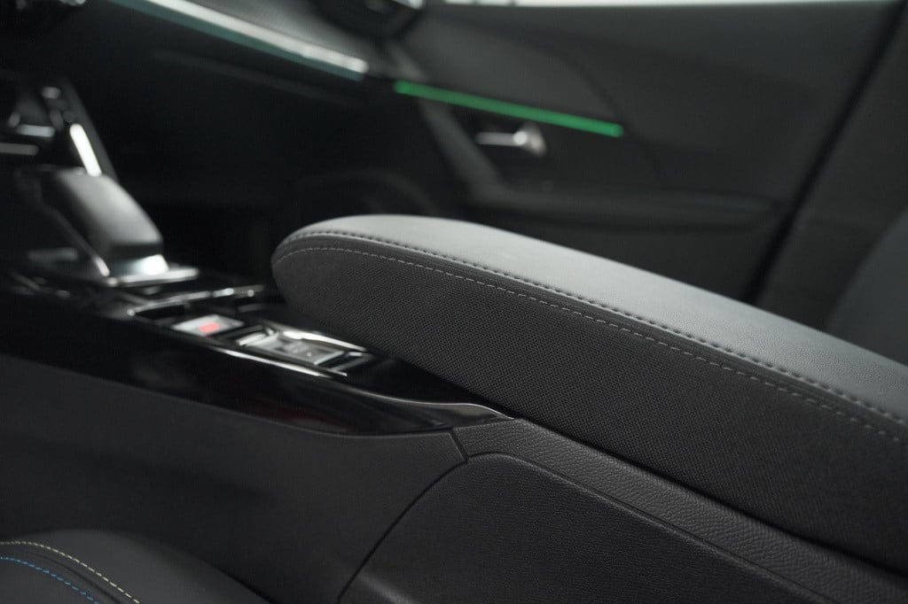 Peugeot E-2008 ev gt pack 50 kwh | panoramadak | camera | adaptieve cruise 