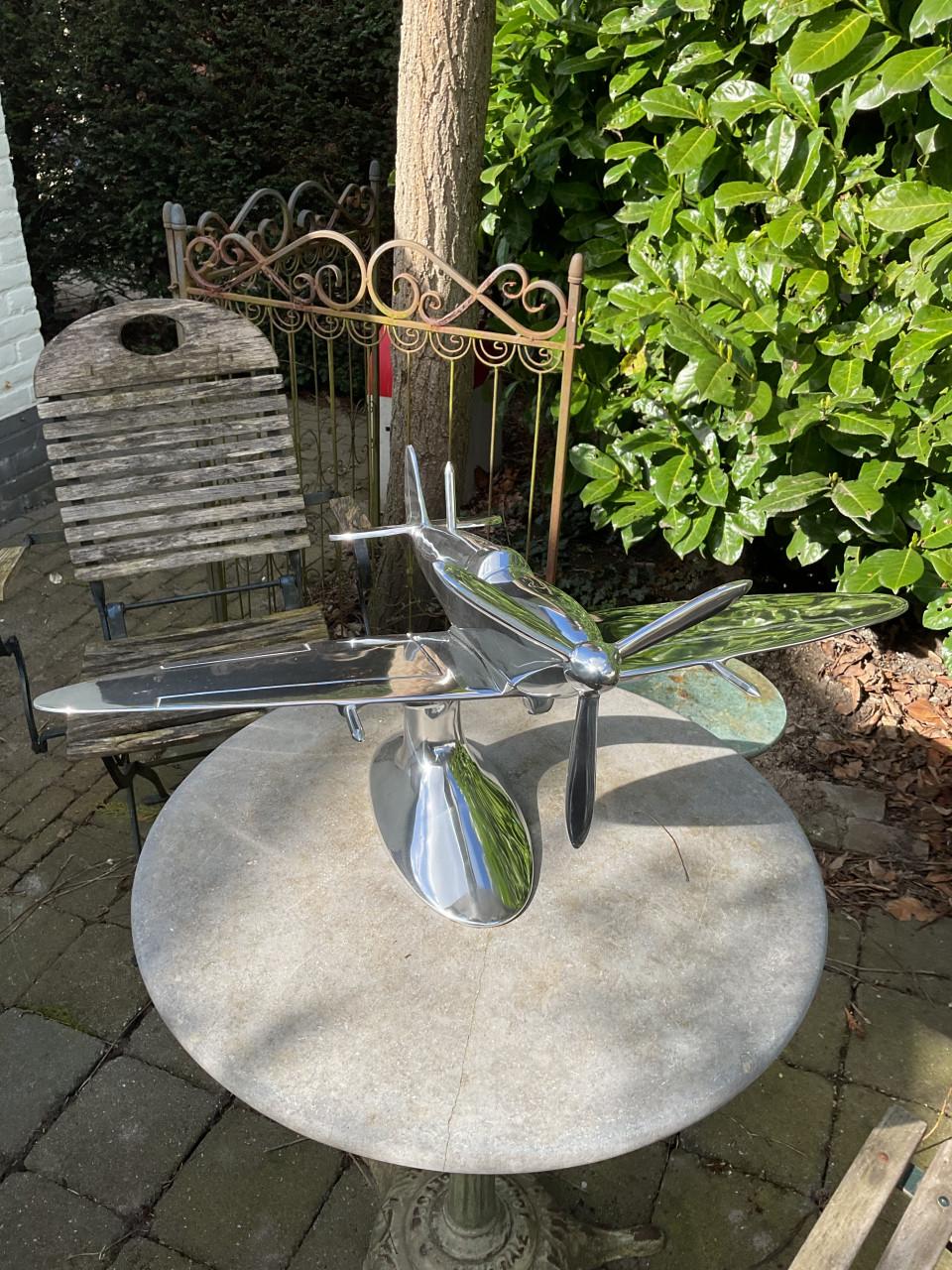 Groot model Spitfire vliegtuig