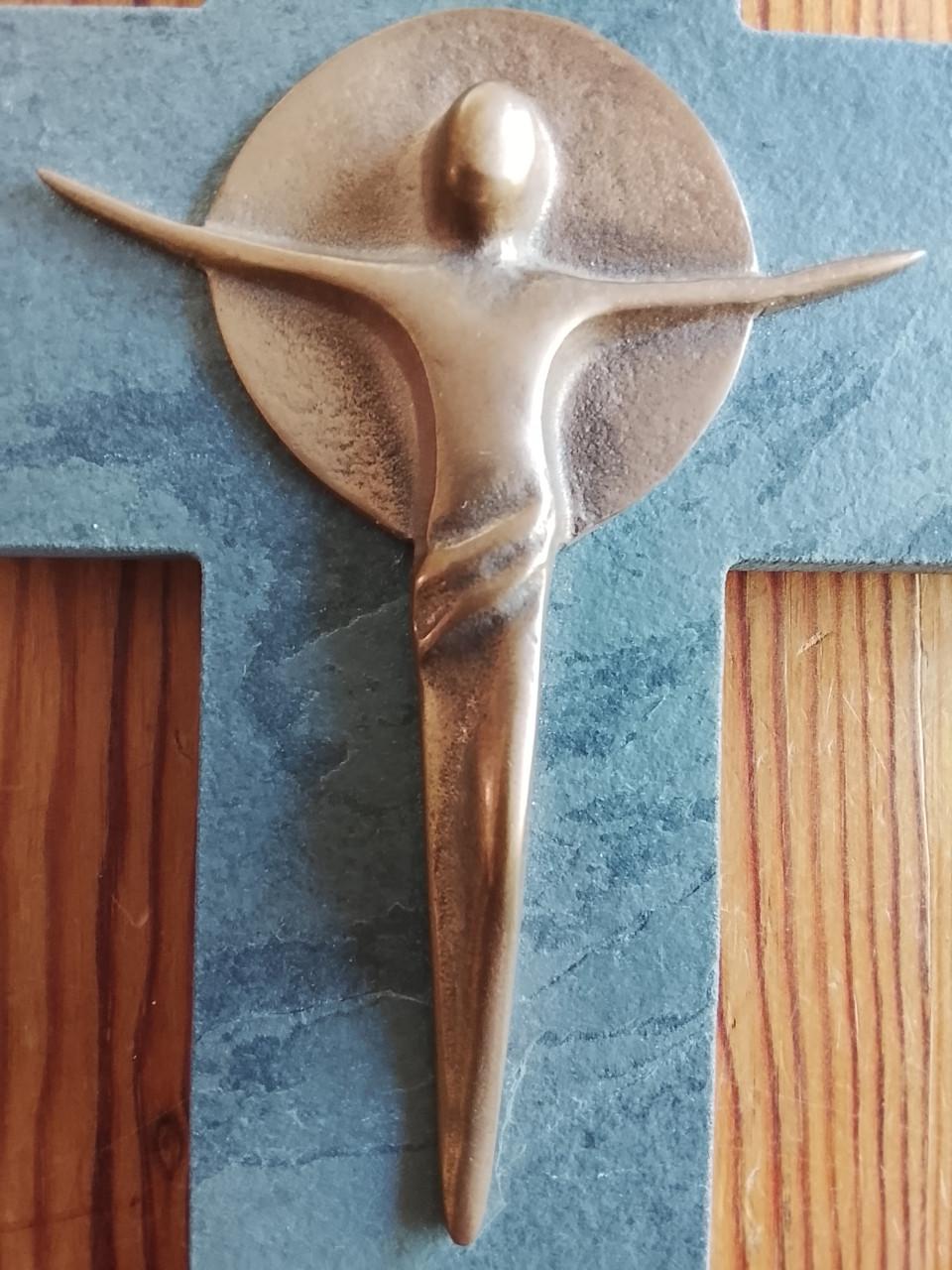 Crucifix van Leisteen met Bronzen Jezus figuur