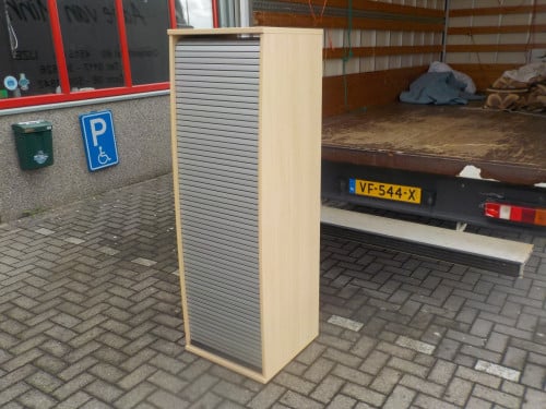 In vrijwel nieuw staat kast met grote schuifdeur