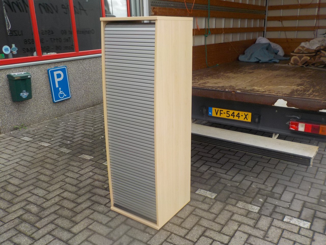 In vrijwel nieuw staat kast met grote schuifdeur