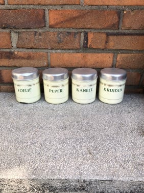 4 kruidenpotjes.