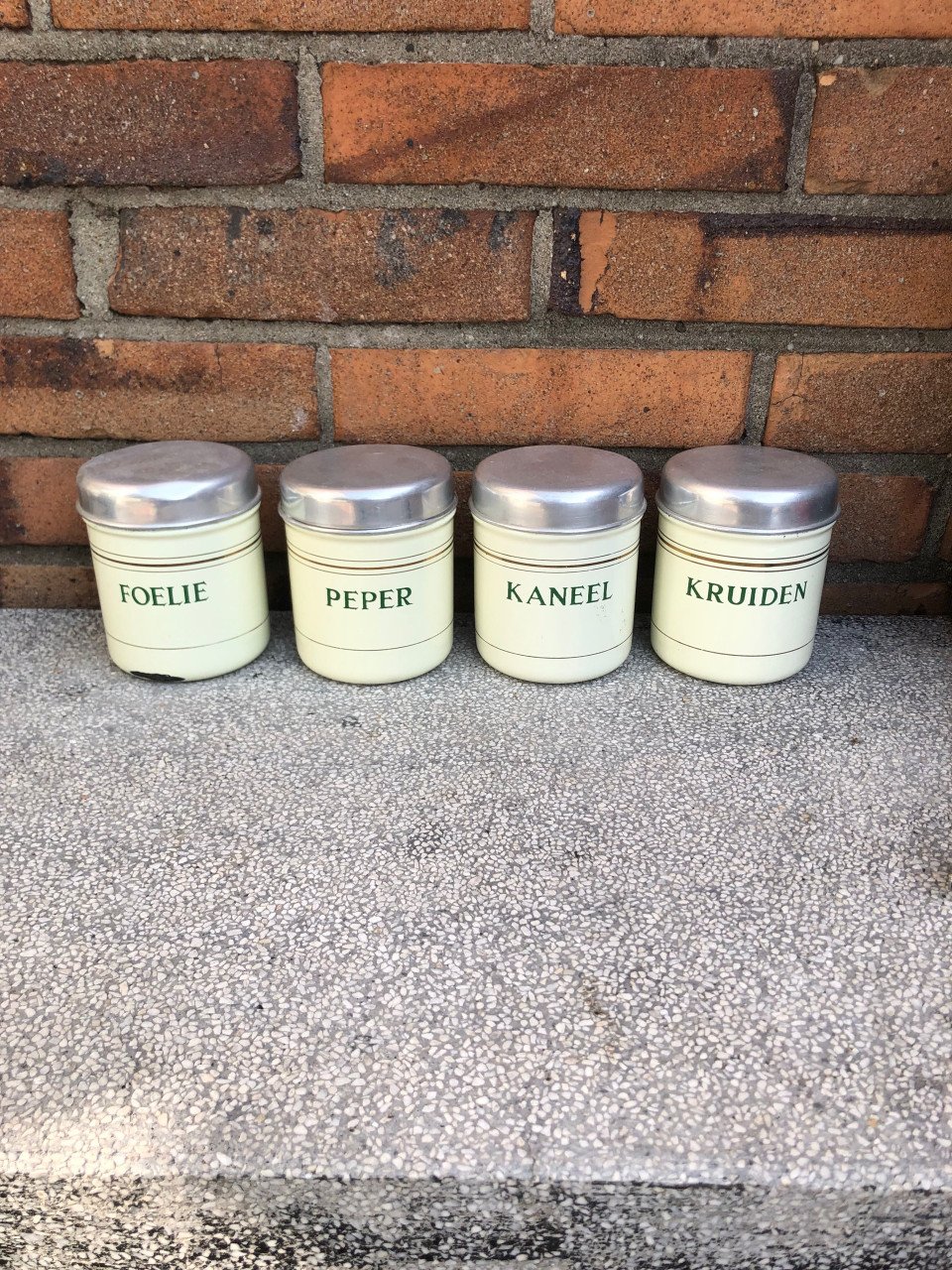 4 kruidenpotjes.